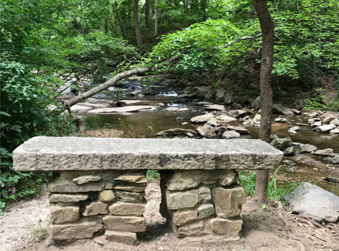 Photo Sturdy stone bench by the river.