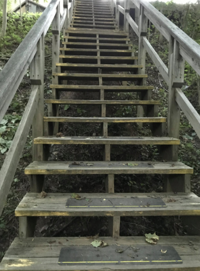 Photo Wooden staircase up the side of a steep hill